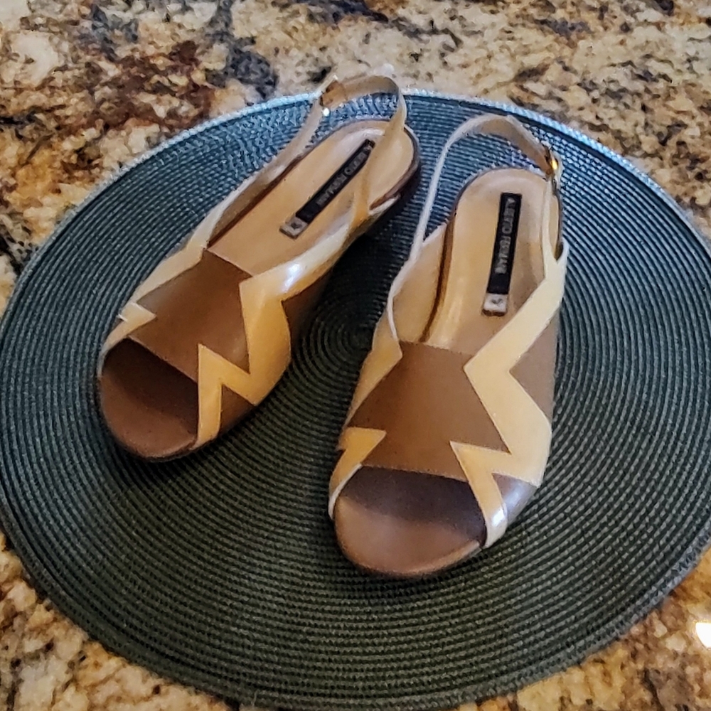 Women's Alberto Fermani Italian leather two tone sandals in fabulous cond EU 37